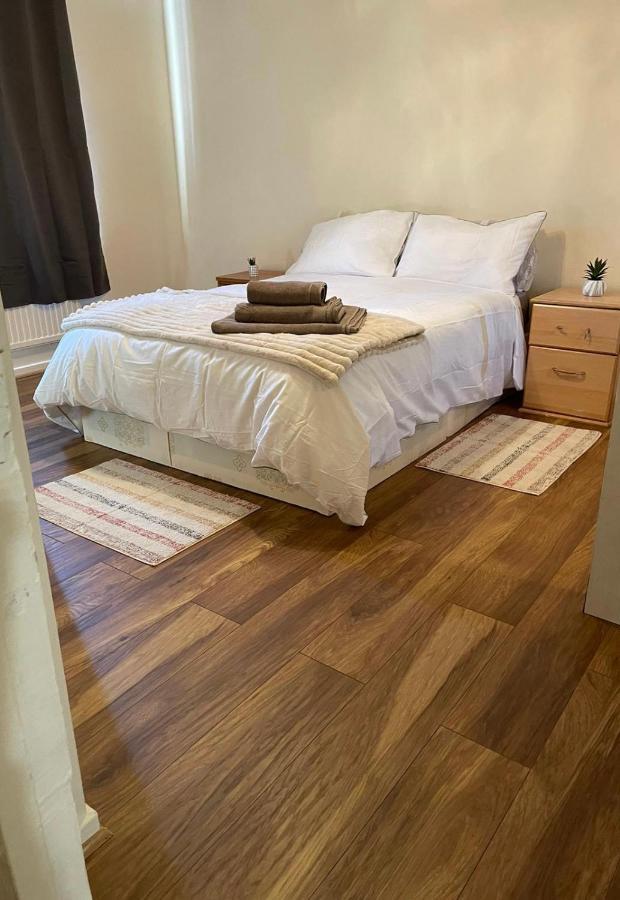 Single And Doubles Rooms Close To Central London Kültér fotó