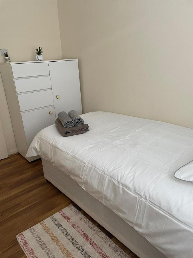 Single And Doubles Rooms Close To Central London Kültér fotó