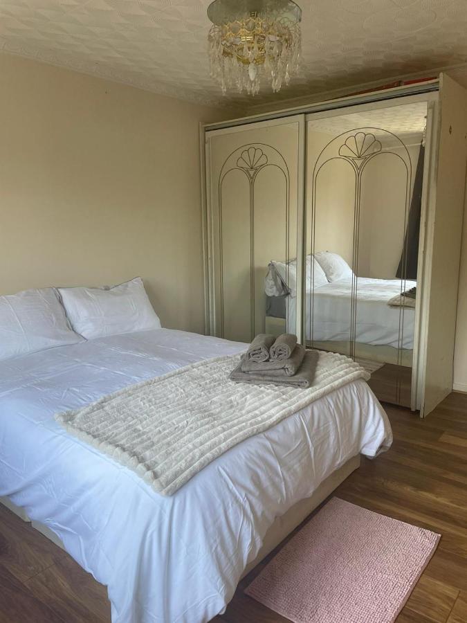 Single And Doubles Rooms Close To Central London Kültér fotó