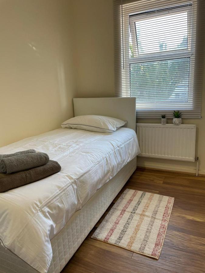 Single And Doubles Rooms Close To Central London Kültér fotó